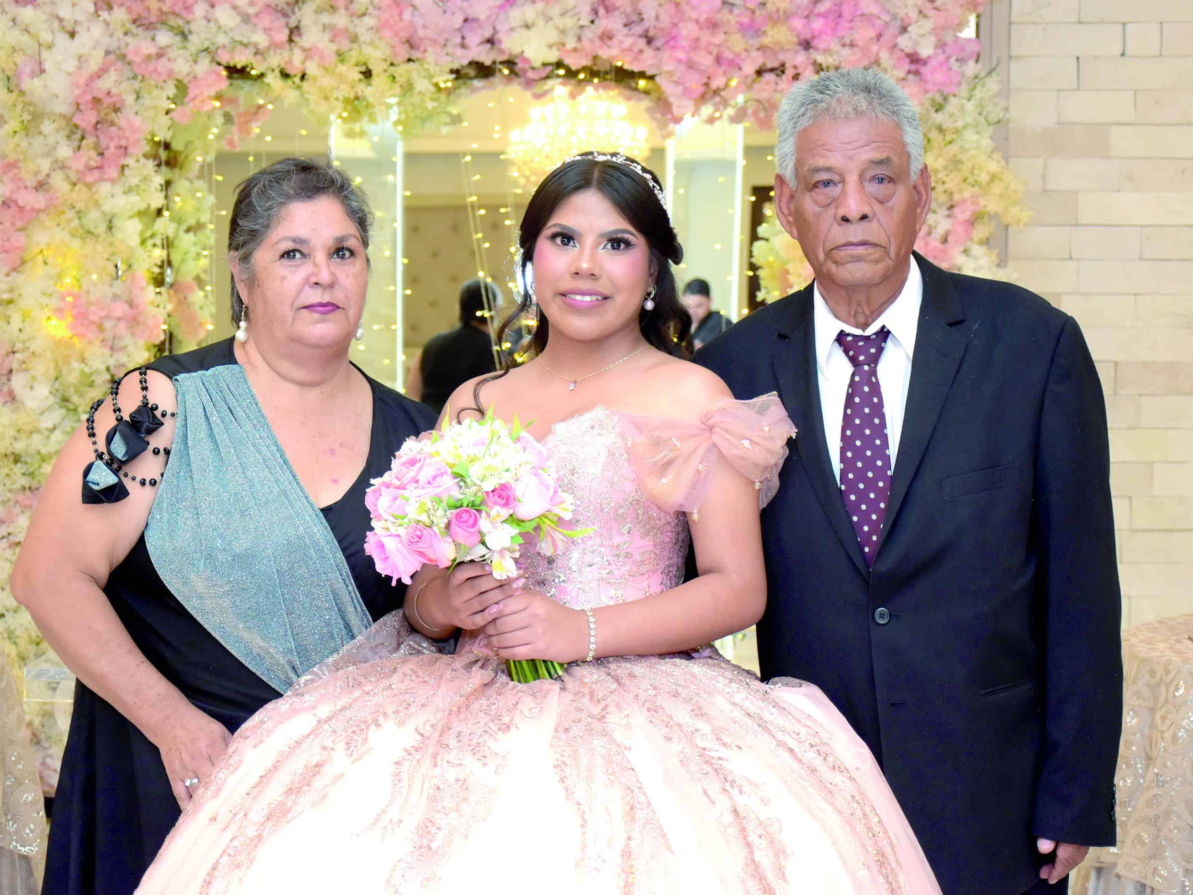 Lya Casta&ntilde;eda celebra sus XV a&ntilde;os con una elegante fiesta