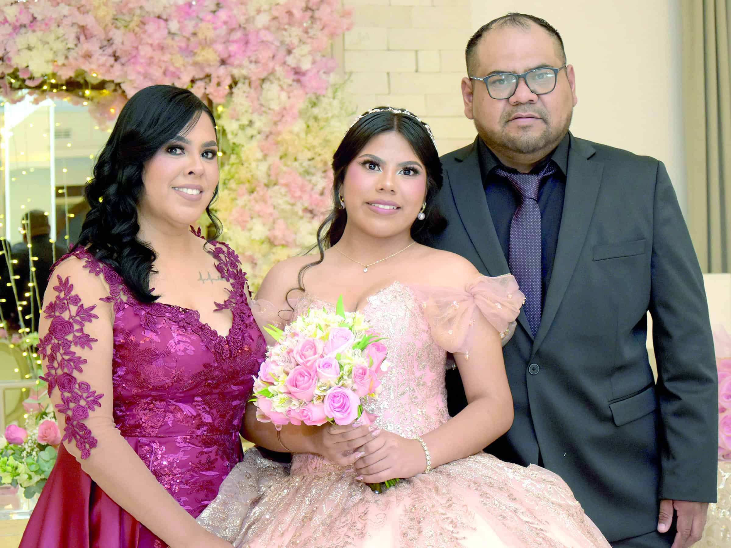 Lya Casta&ntilde;eda celebra sus XV a&ntilde;os con una elegante fiesta