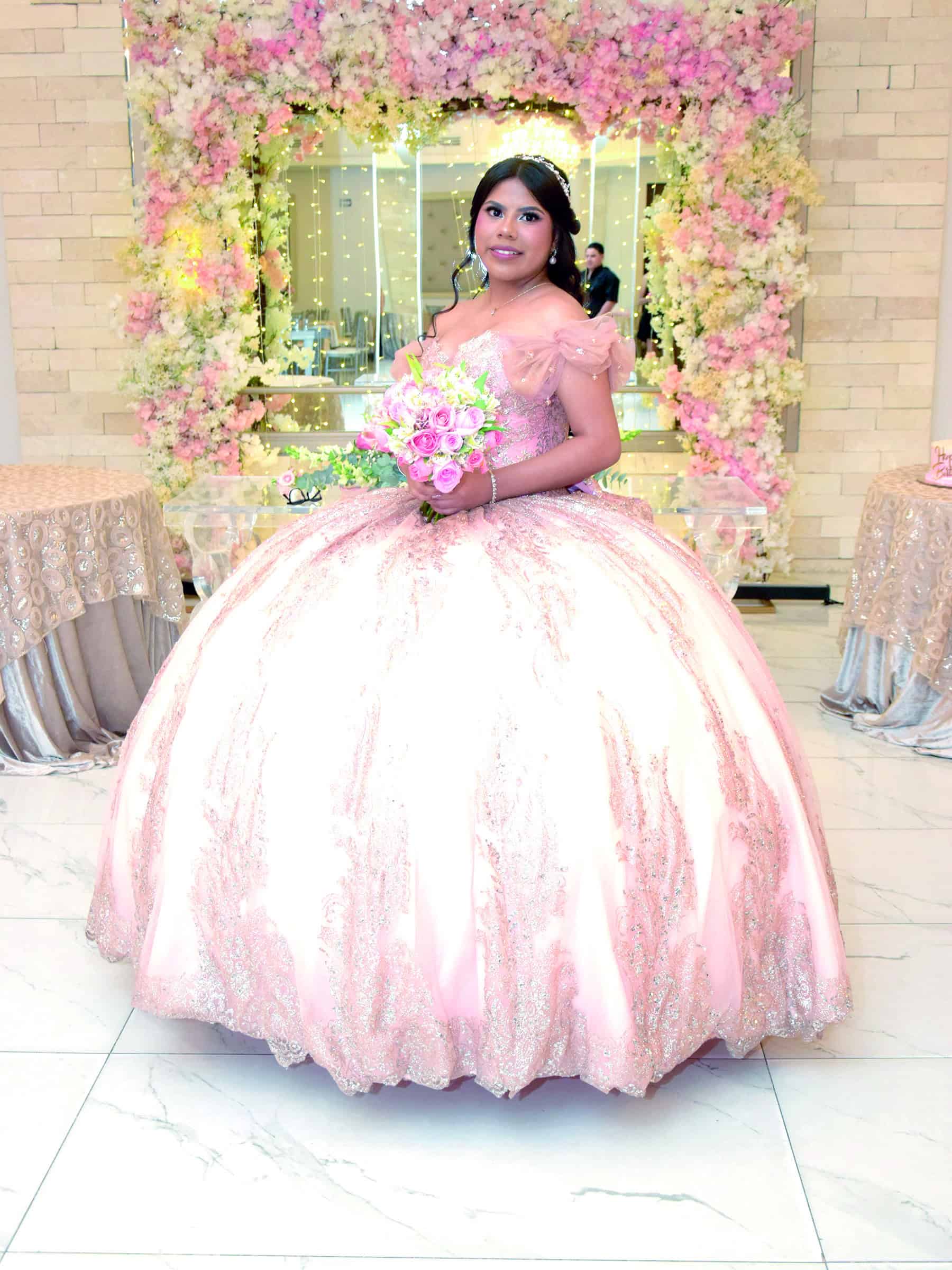 Lya Casta&ntilde;eda celebra sus XV a&ntilde;os con una elegante fiesta
