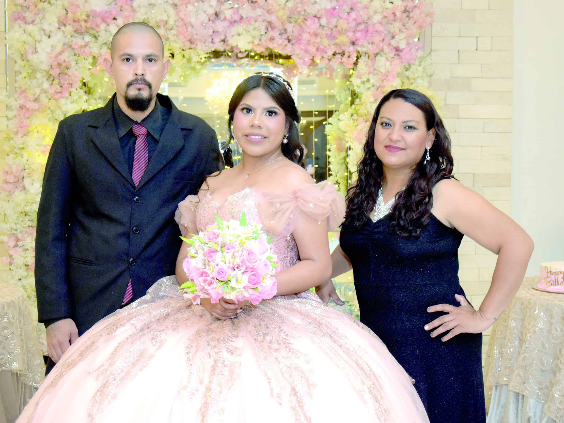 Lya Casta&ntilde;eda celebra sus XV a&ntilde;os con una elegante fiesta