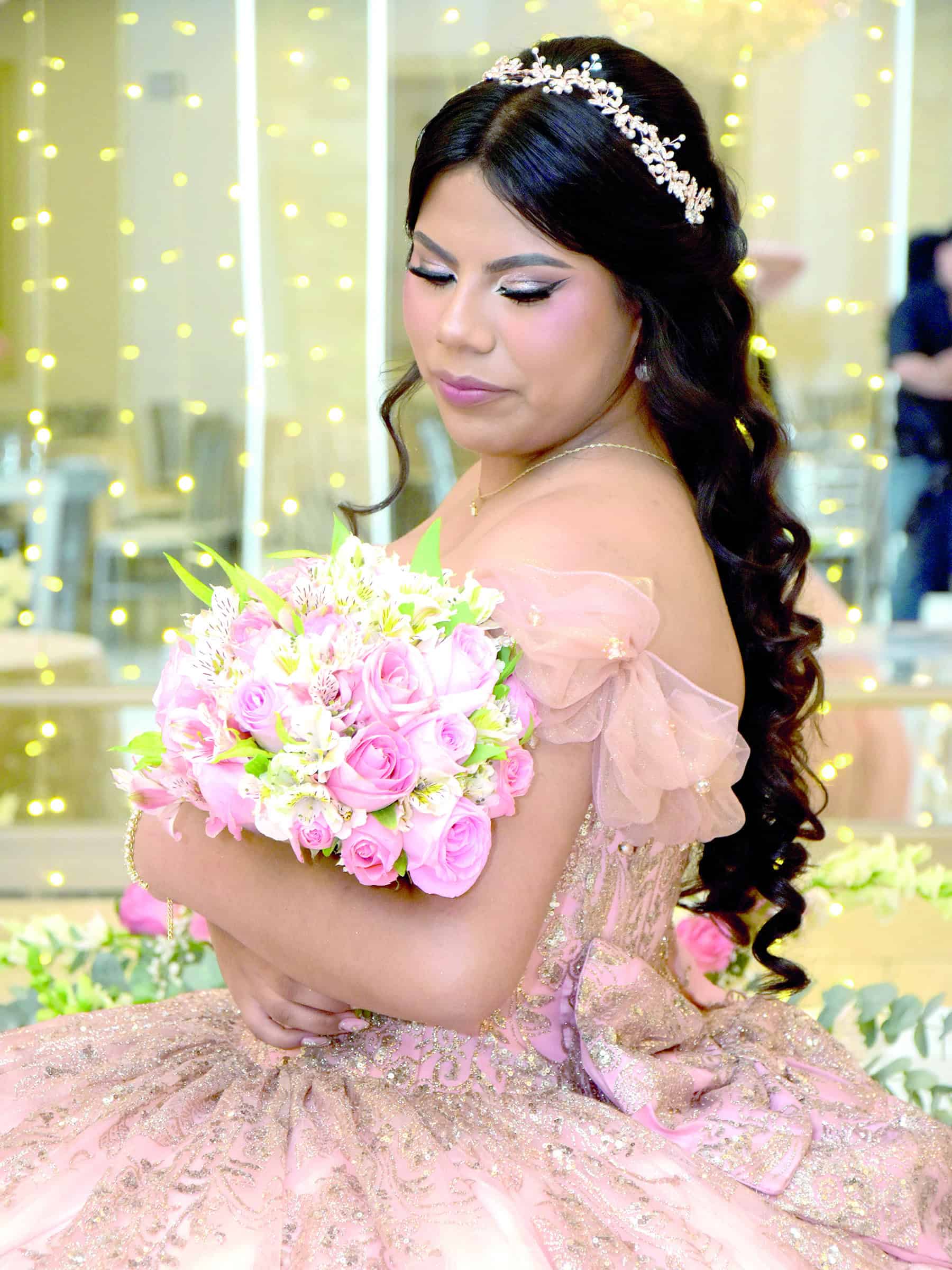 Lya Casta&ntilde;eda celebra sus XV a&ntilde;os con una elegante fiesta
