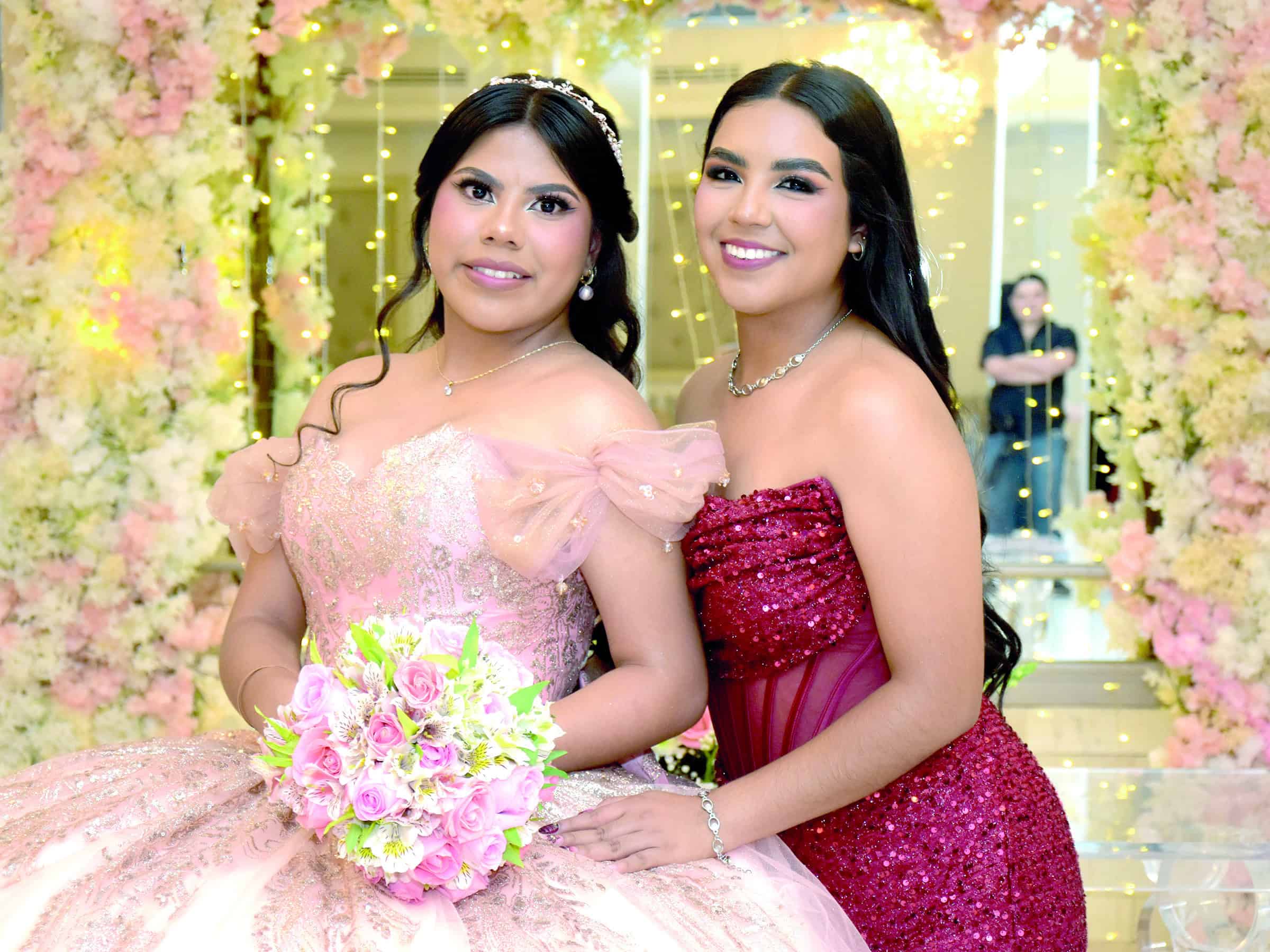 Lya Casta&ntilde;eda celebra sus XV a&ntilde;os con una elegante fiesta
