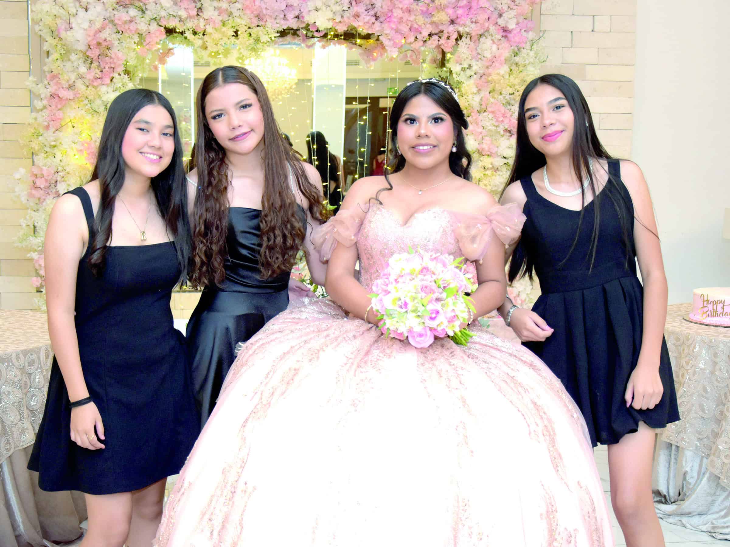 Lya Casta&ntilde;eda celebra sus XV a&ntilde;os con una elegante fiesta
