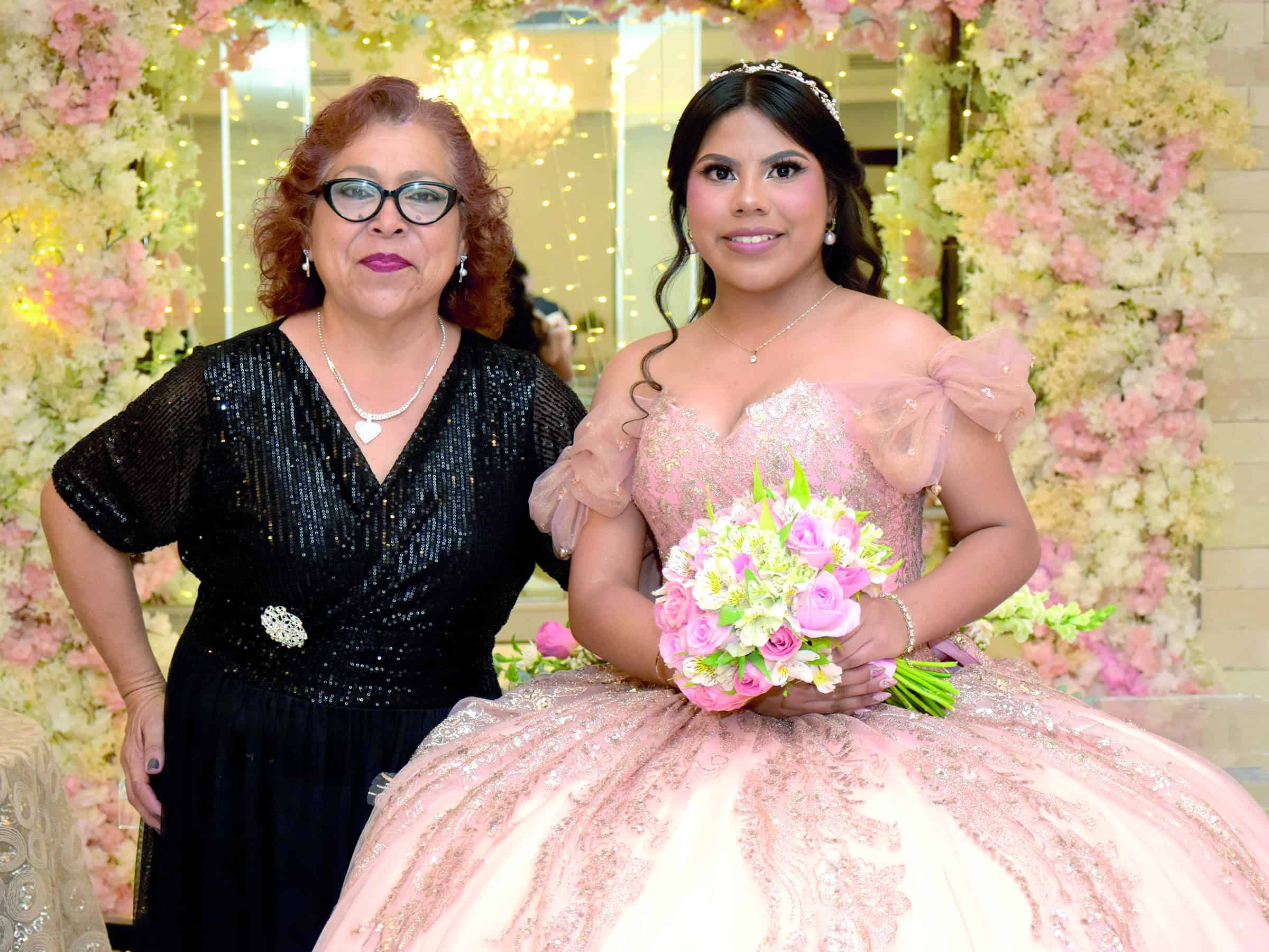 Lya Casta&ntilde;eda celebra sus XV a&ntilde;os con una elegante fiesta