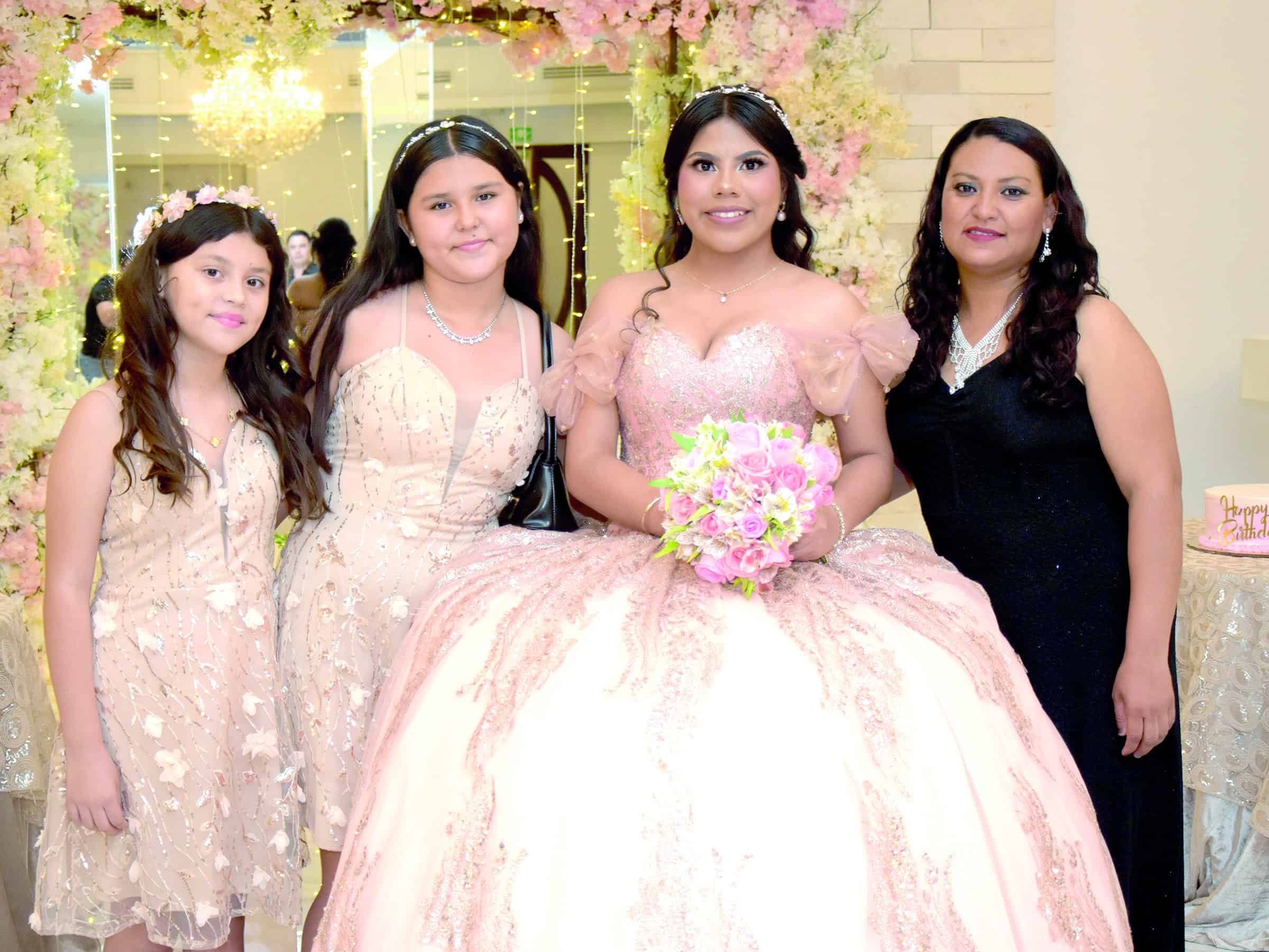Lya Casta&ntilde;eda celebra sus XV a&ntilde;os con una elegante fiesta