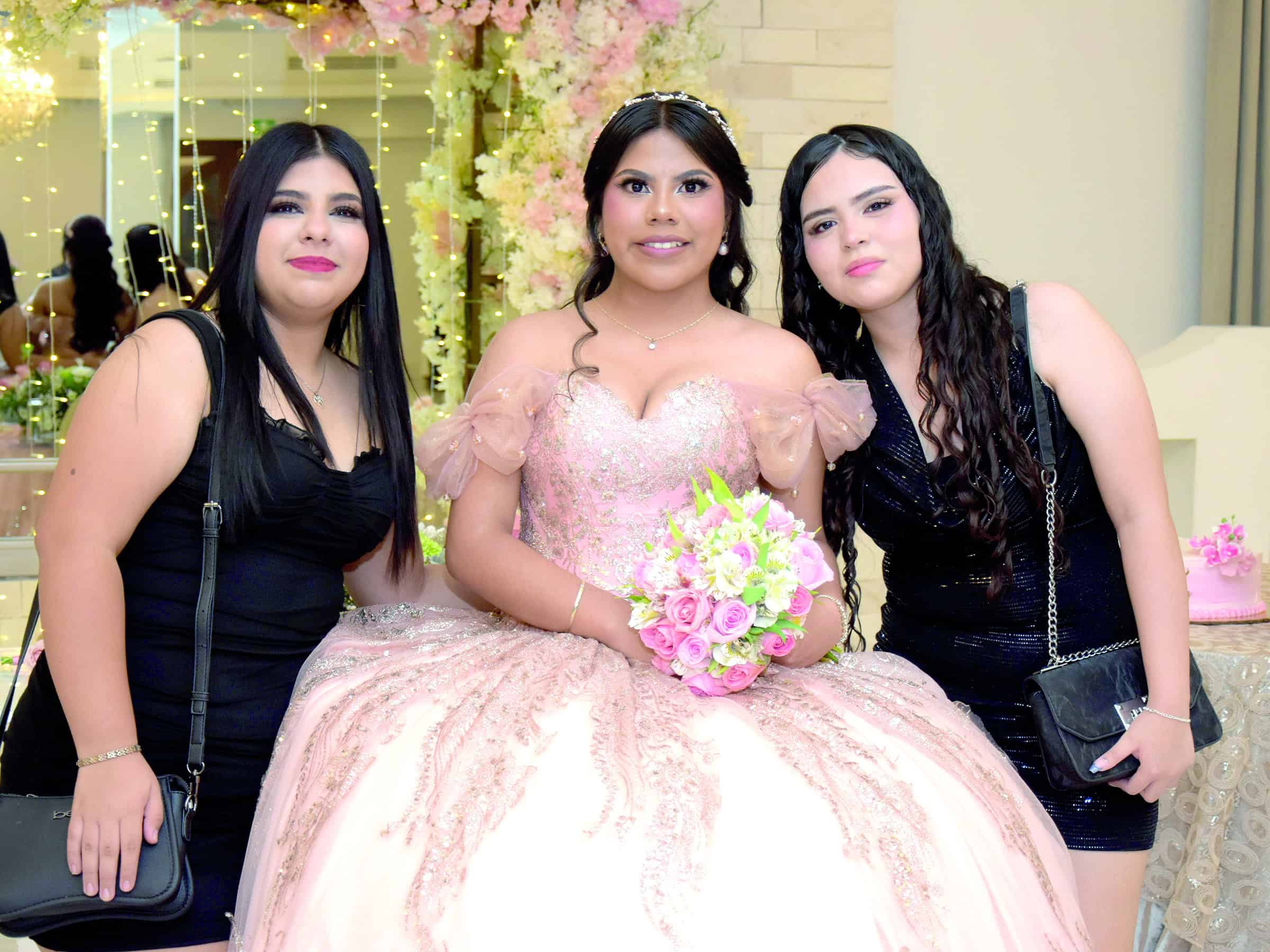 Lya Casta&ntilde;eda celebra sus XV a&ntilde;os con una elegante fiesta