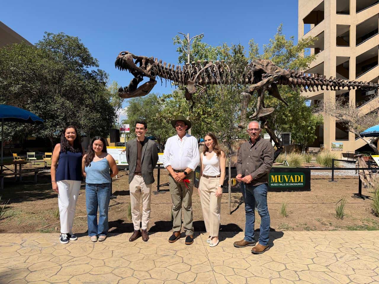 Héctor Medrano impulsa la paleontología en Coahuila con exposición de dinosaurios Héctor Medrano impulsa la paleontología en Coahuila con exposición de dinosaurios