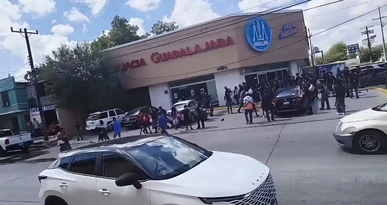 Riña entre estudiantes afuera de secundaria moviliza a cuerpos de emergencia