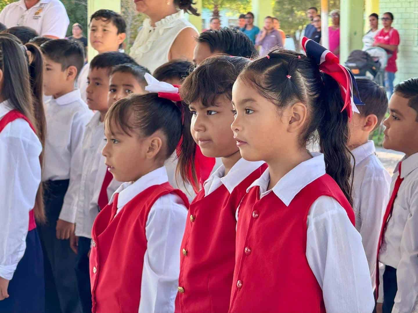 Javier Flores Rodr&iacute;guez entrega minisplit en Escuela Primaria de San Buenaventura