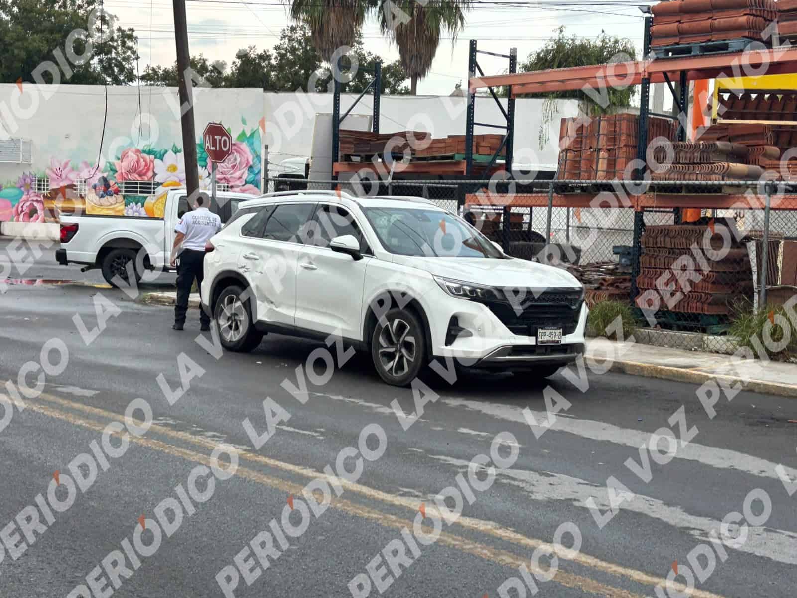 Ignora el alto y  provoca choque