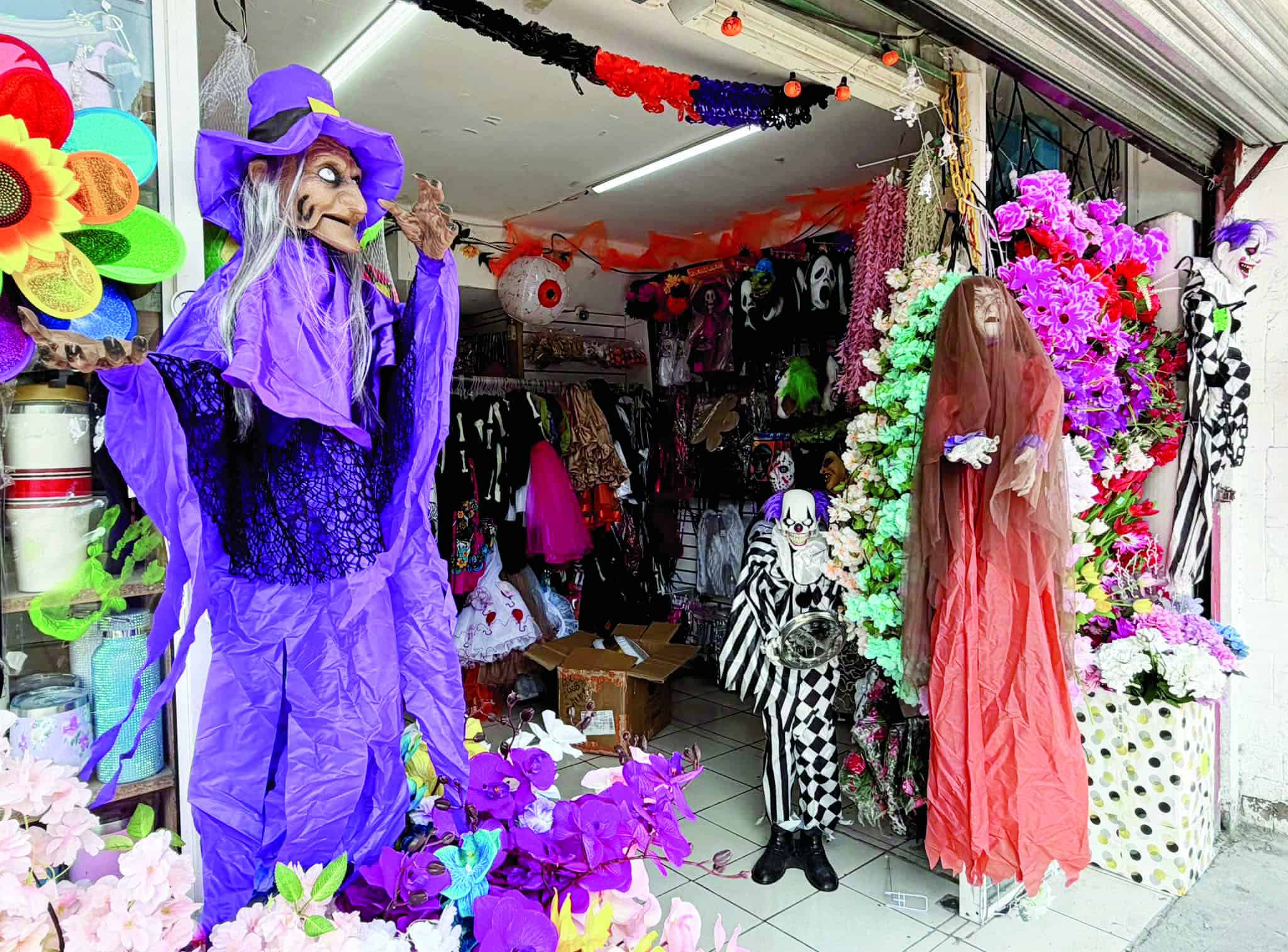 Comercios de Monclova se preparan para Halloween con decoraciones