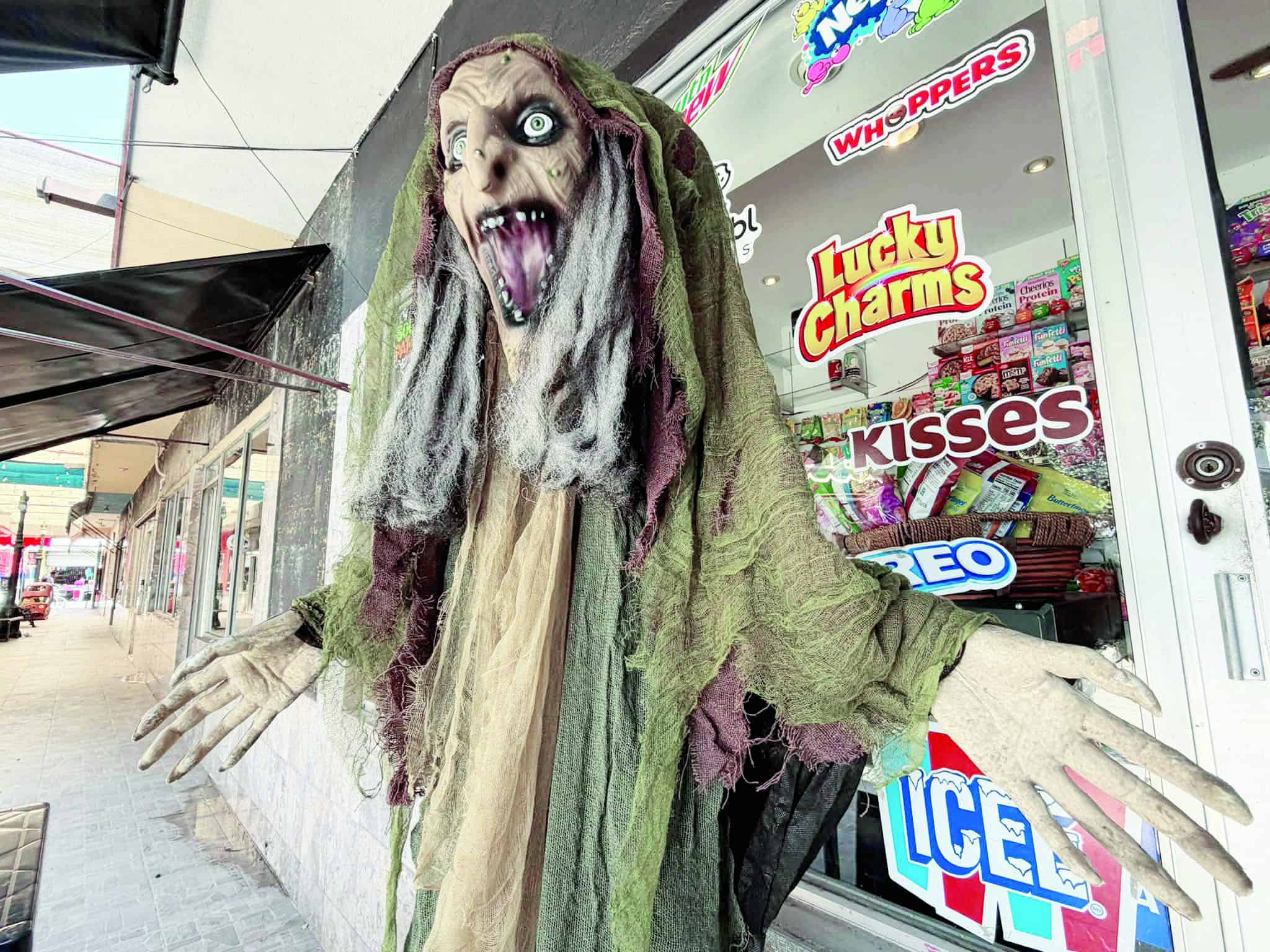 Comercios de Monclova se preparan para Halloween con decoraciones