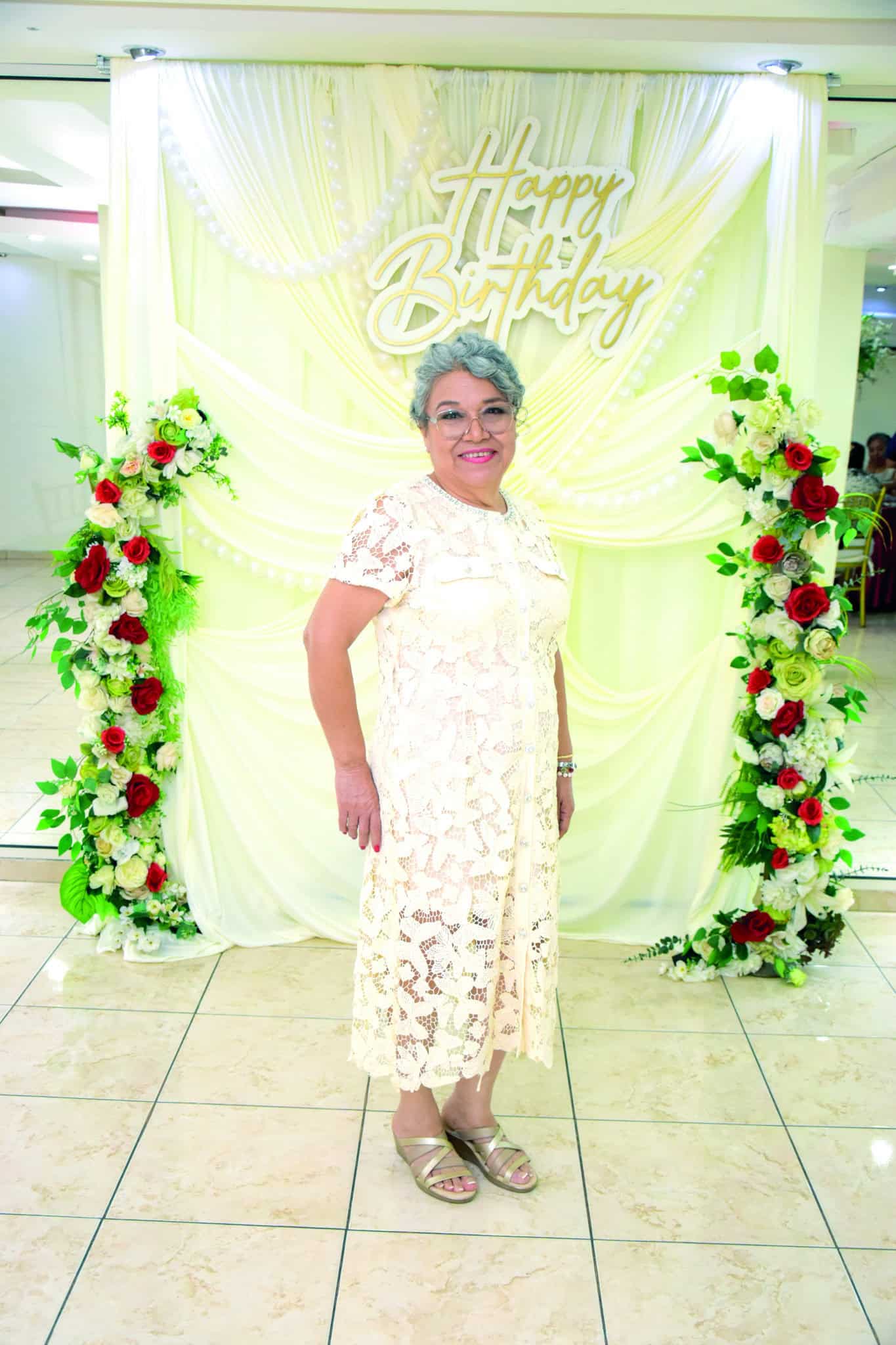 Familia y amigos festejan el cumplea&ntilde;os 63 de Mar&iacute;a Teresa Flores