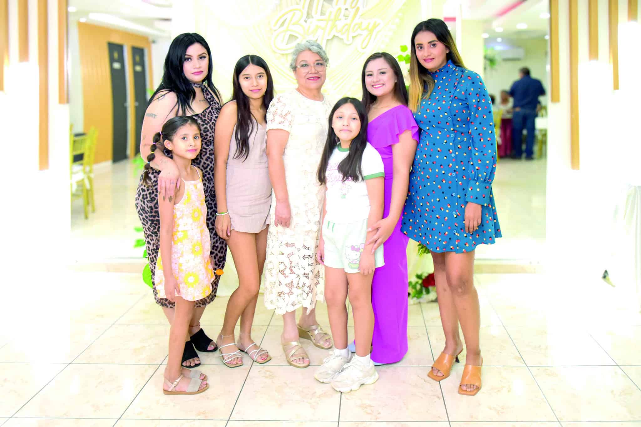 Familia y amigos festejan el cumplea&ntilde;os 63 de Mar&iacute;a Teresa Flores