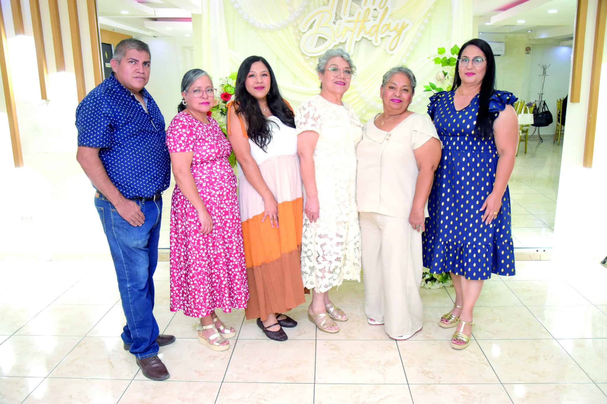 Familia y amigos festejan el cumplea&ntilde;os 63 de Mar&iacute;a Teresa Flores