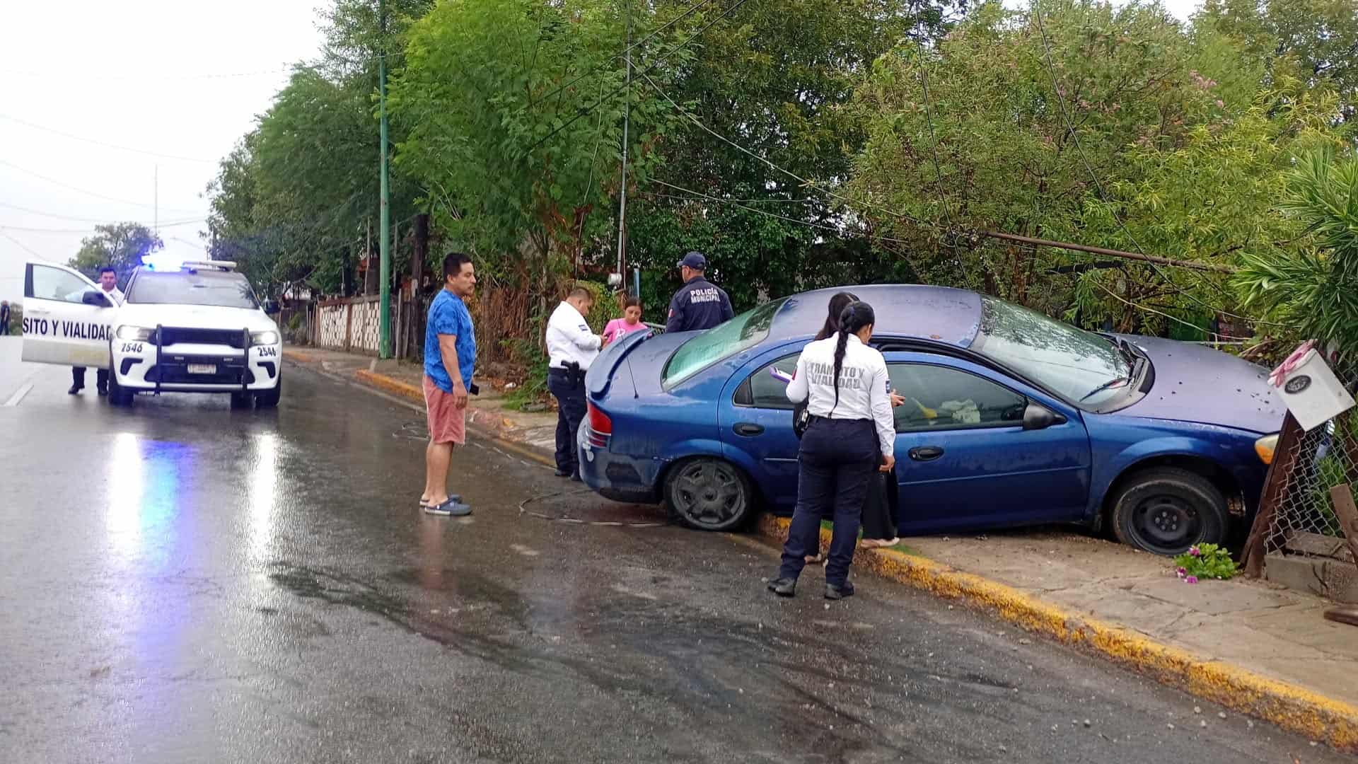 Empleada municipal termina dentro de dos domicilios tras conducir presuntamente ebria