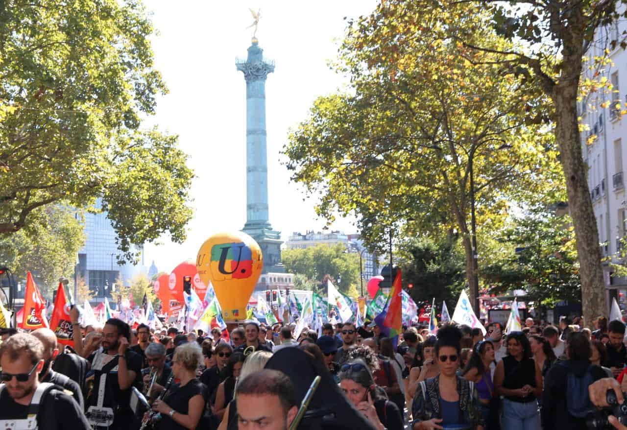 Francia: Protestas estudiantiles llevan a reuni&oacute;n de emergencia de Lecornu