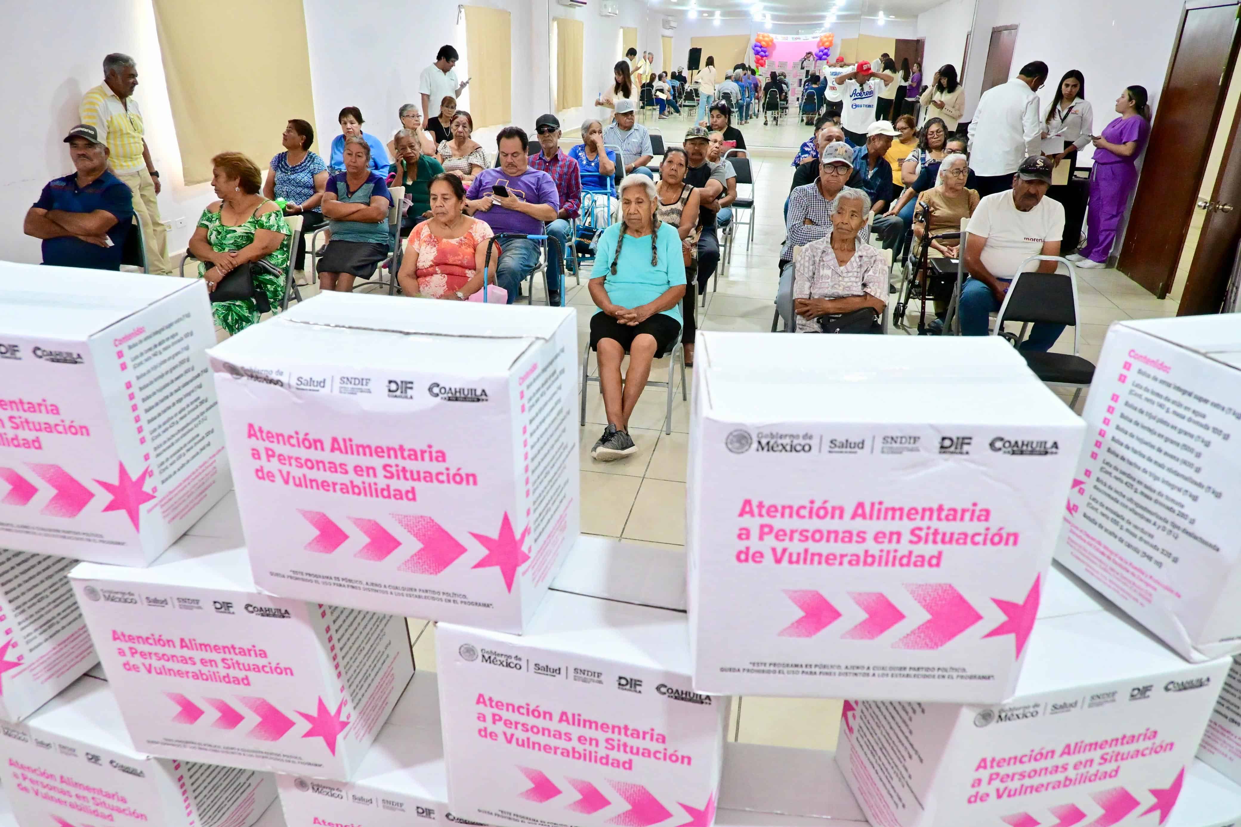 Yesica Sifuentes Zamora entrega 206 despensas en Castaños