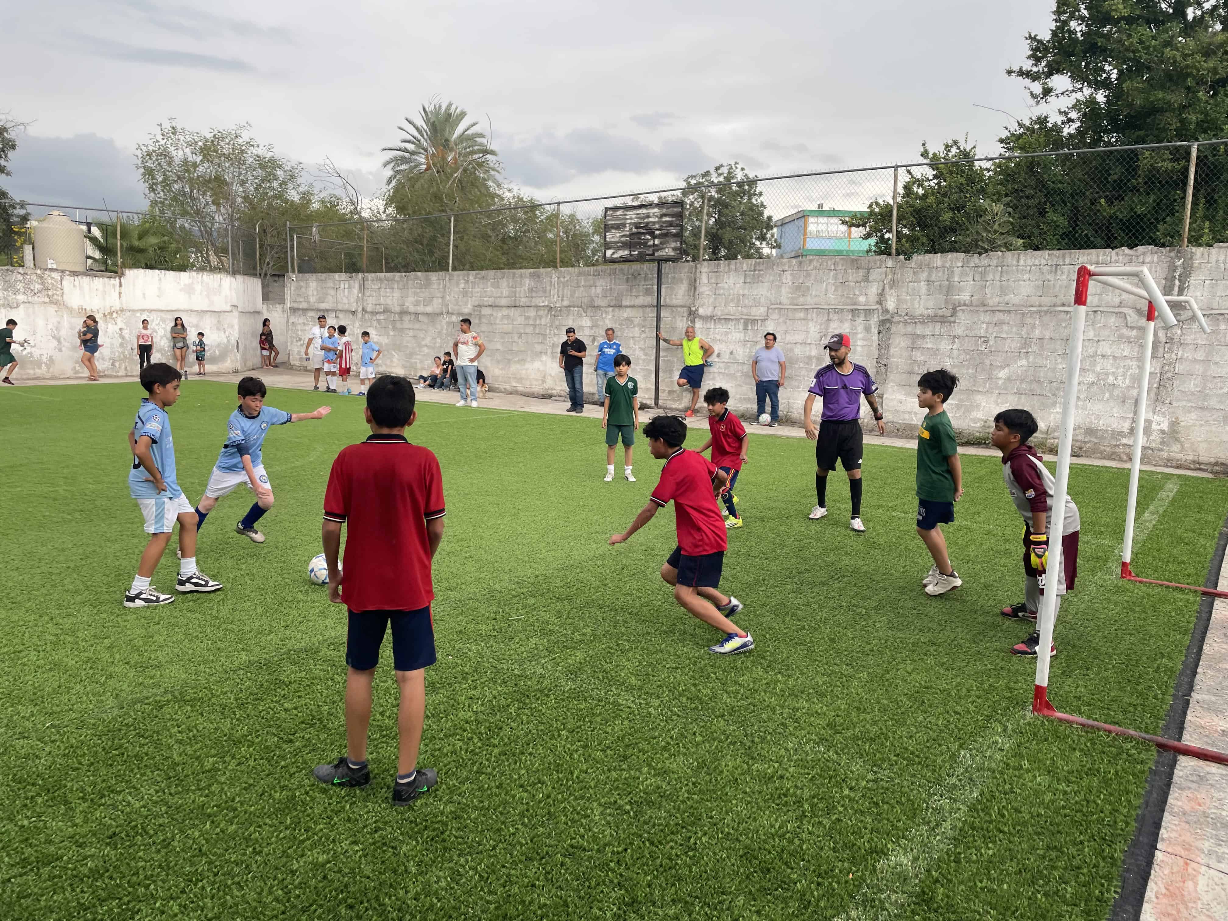 Primaria Francisco I. Madero triunfa 5-2 sobre Club de Leones en Fut-5