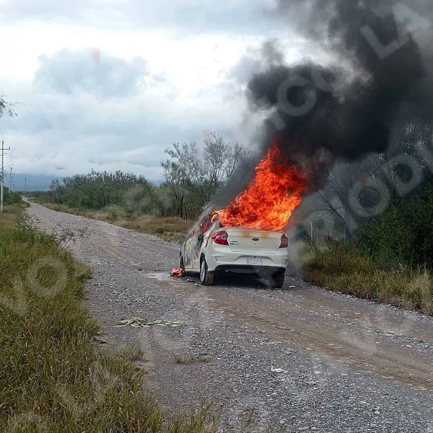 Un incendio consume un autom&oacute;vil en Casta&ntilde;os
