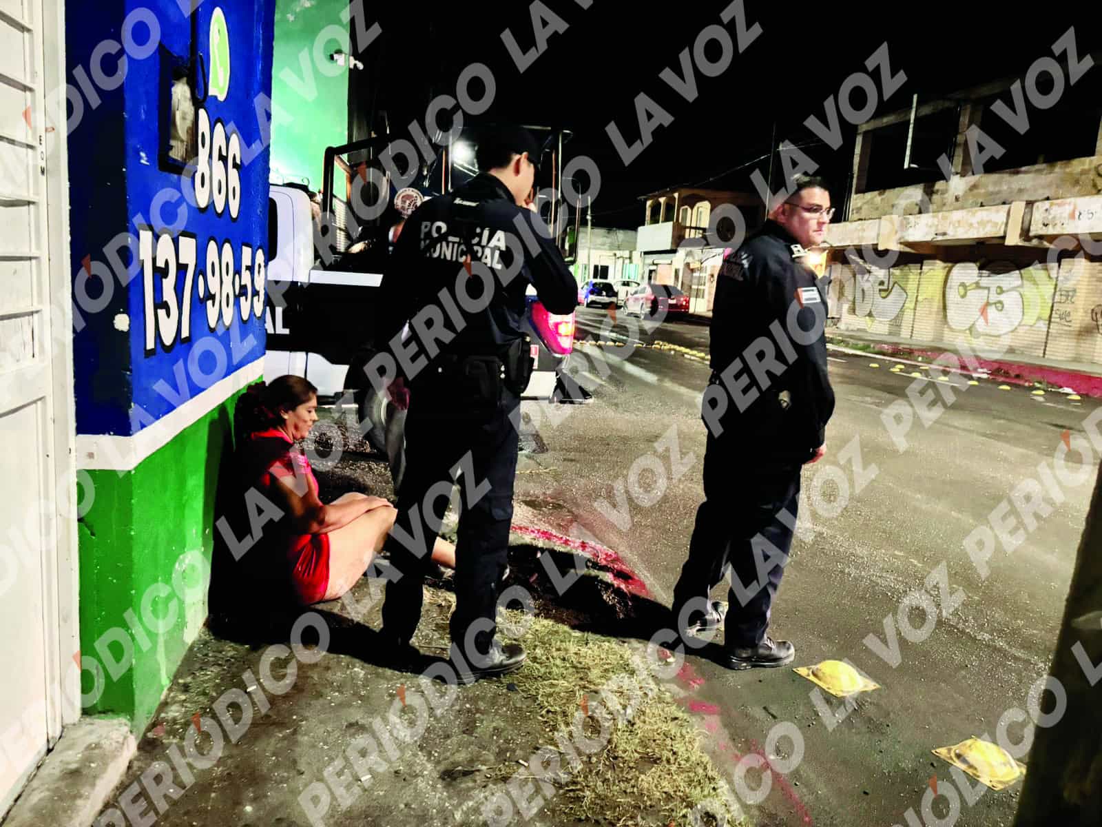 Policía ayuda a mujer tras caída en Monclova Policía ayuda a mujer tras caída en Monclova