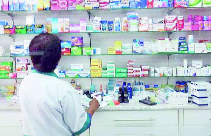 Revisión de medicamentos en farmacias tras alerta de Cofepris
