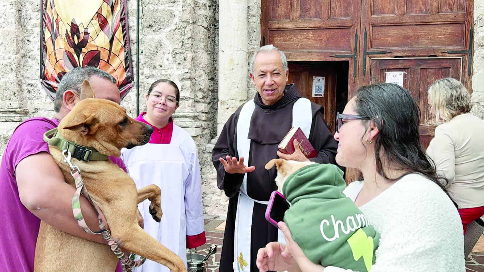 San Francisco de As&iacute;s celebra el D&iacute;a Mundial de los Animales con bendici&oacute;n de mascotas