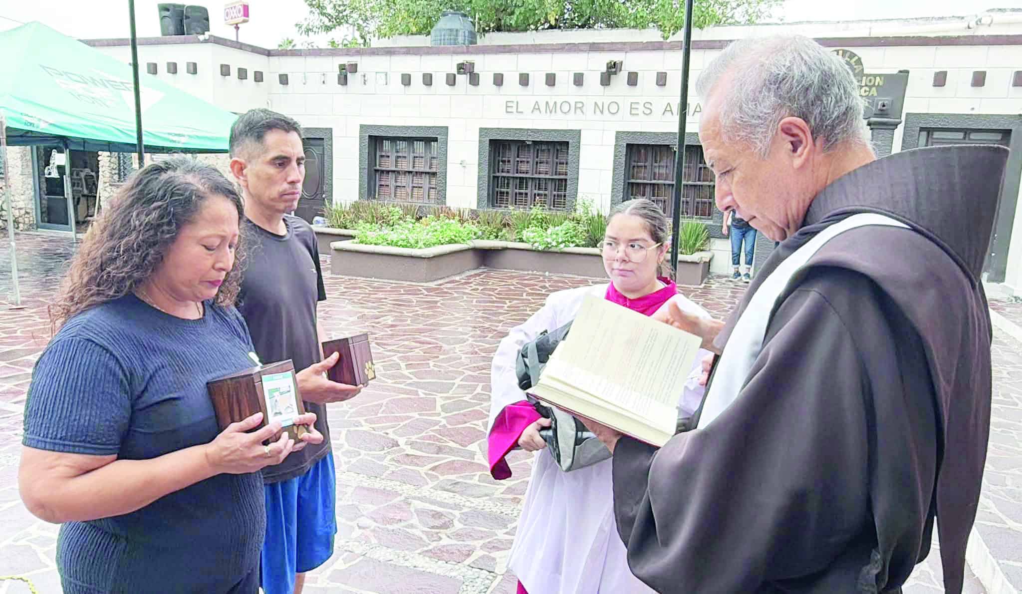 Llevan mascotas a iglesia en cenizas 