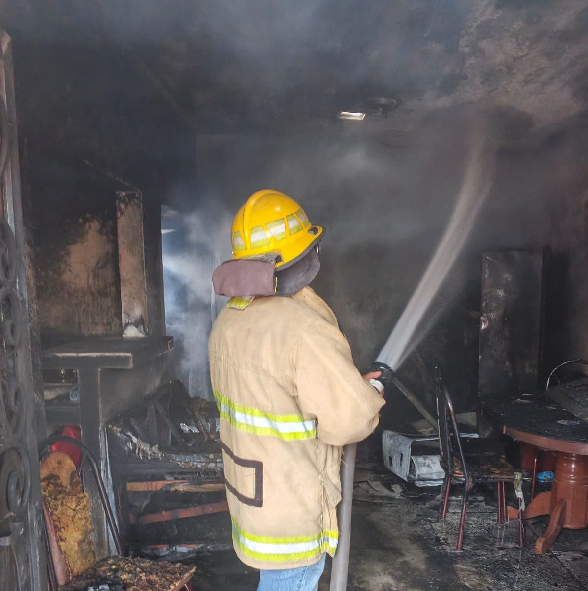 Rescatan a Gilberto N. de incendio en Melchor M&uacute;zquiz