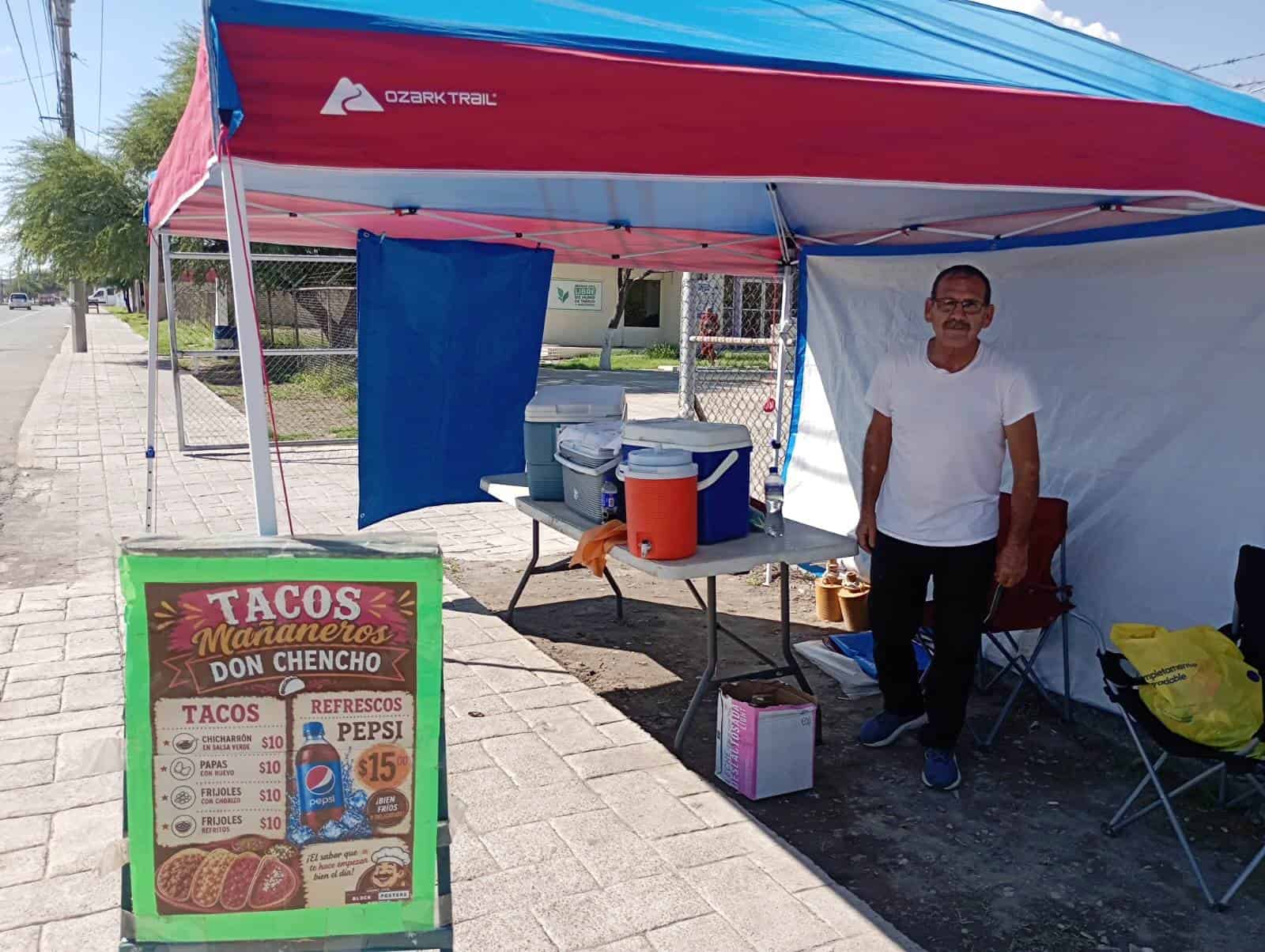 Pensionado vende tacos para subsistir y complementar los ingresos de su hogar