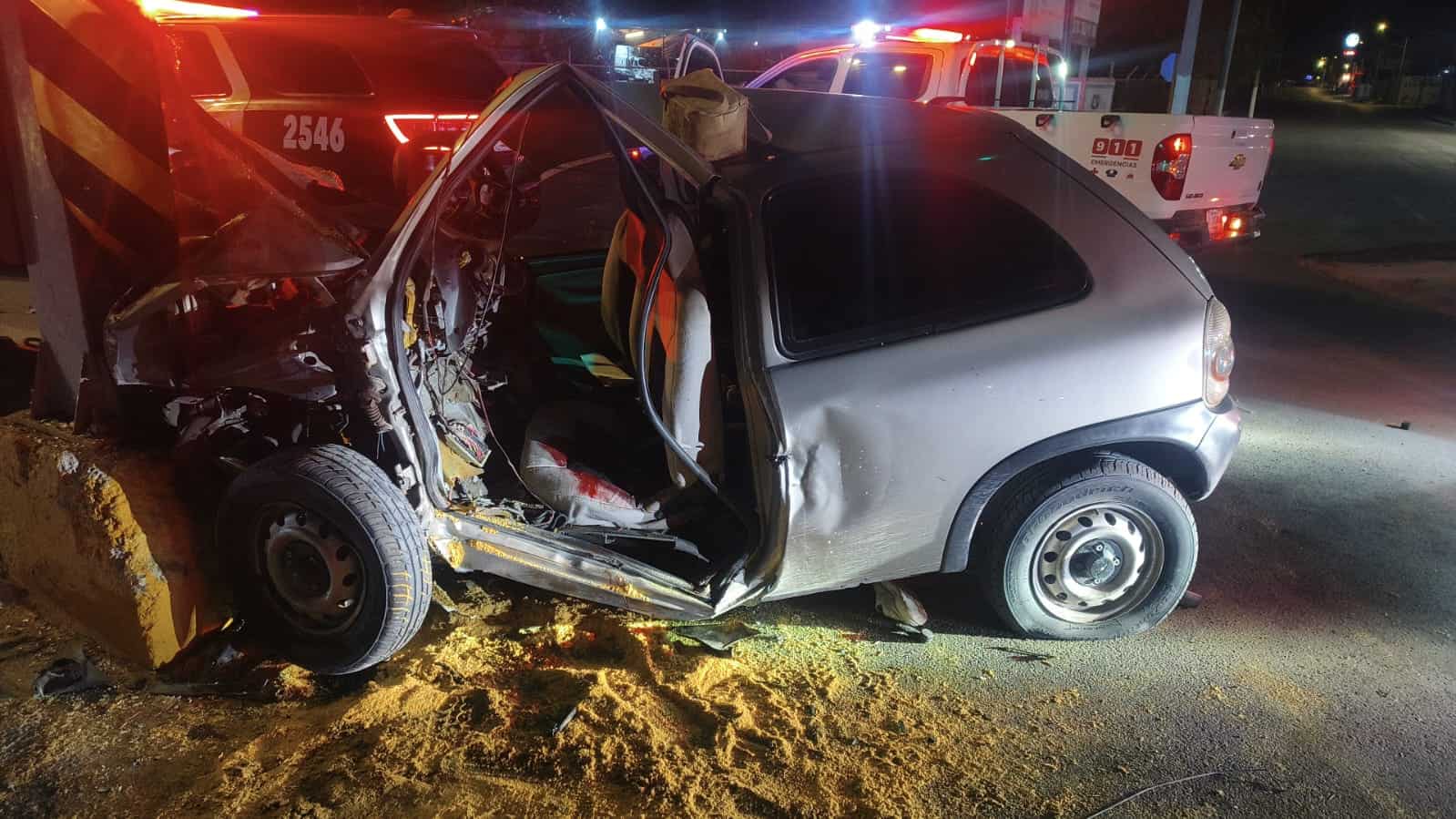 Trabajador de enfermer&iacute;a queda grave tras chocar con sem&aacute;foro