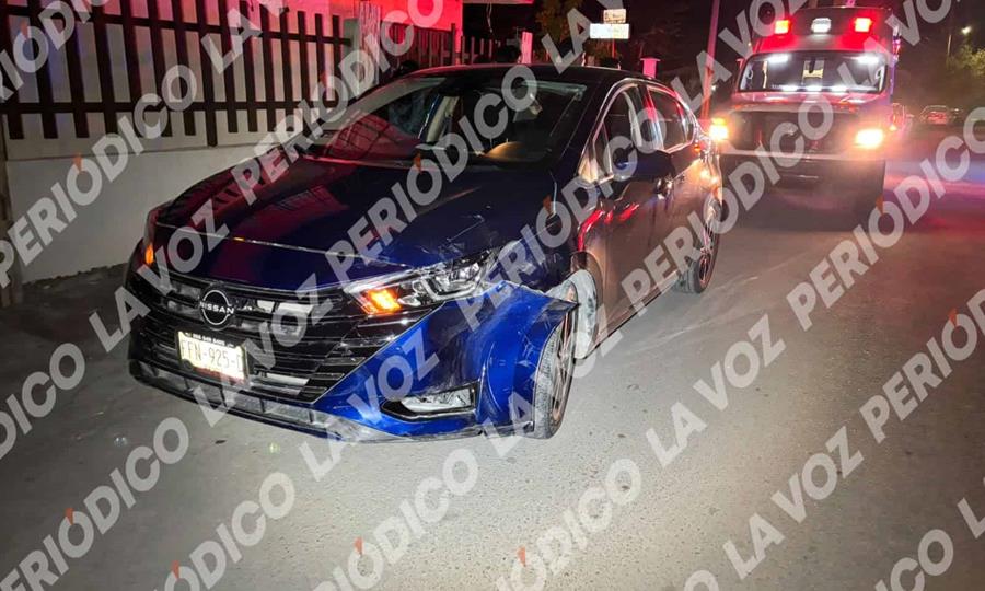Choca camioneta y lesiona a pasajera