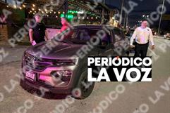 Ignora alto y choca contra camioneta Ignora alto y choca contra camioneta