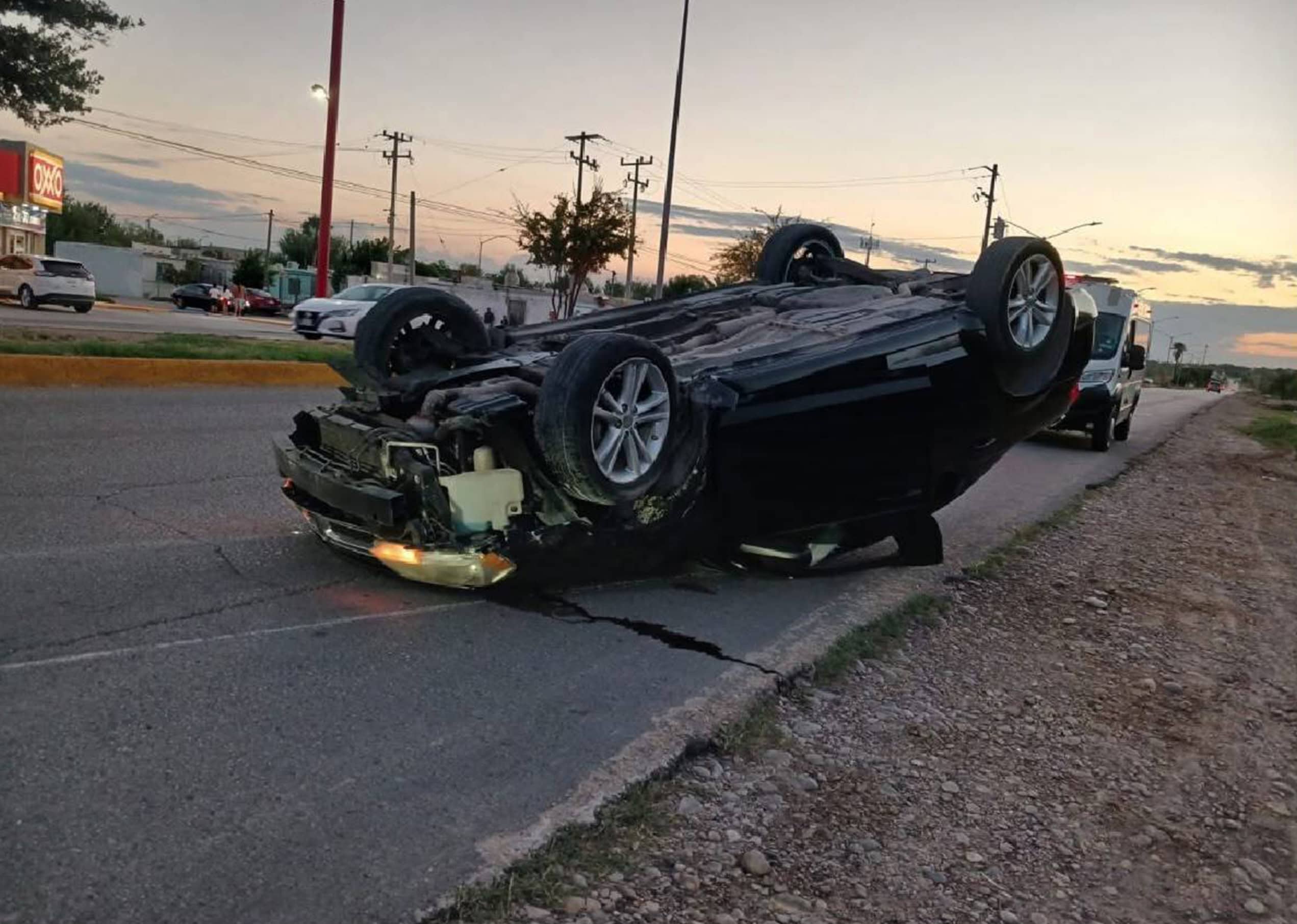 Menor volca autom&oacute;vil y causa da&ntilde;os a otros veh&iacute;culos en accidente