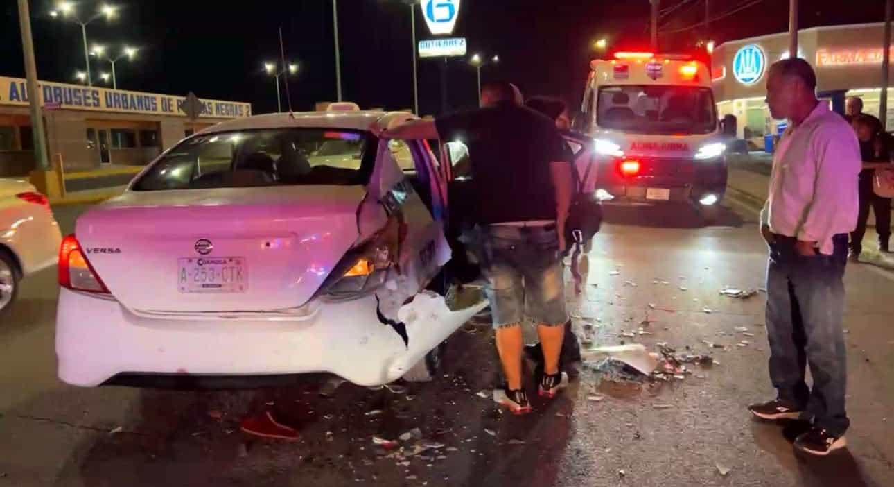 Choque de taxis deja lesionados a beb&eacute; de dos meses