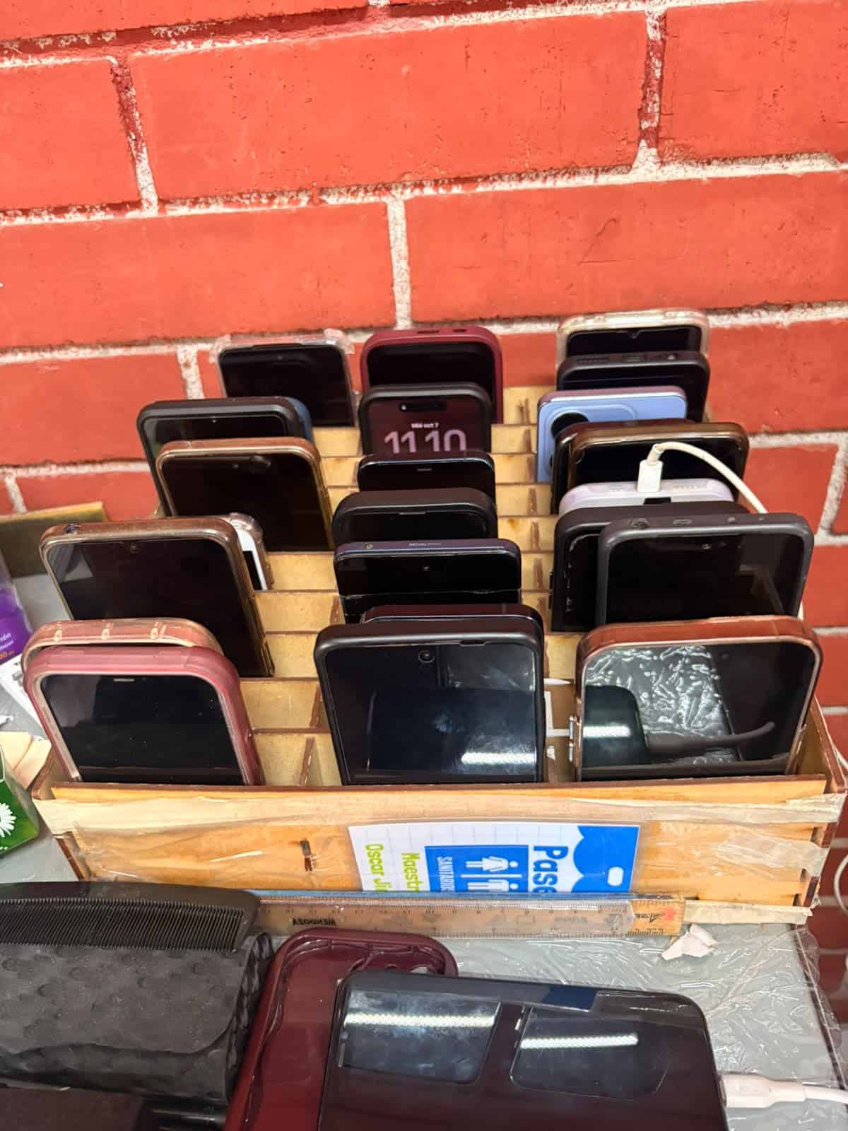 Cecytec Sur en Monclova proh&iacute;be uso de celulares a estudiantes