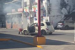 Arde auto en el centro por aparente corto Arde auto en el centro por aparente corto