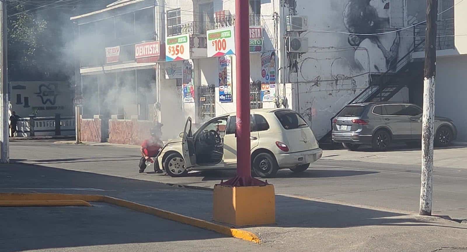 Arde auto en el centro por aparente corto
