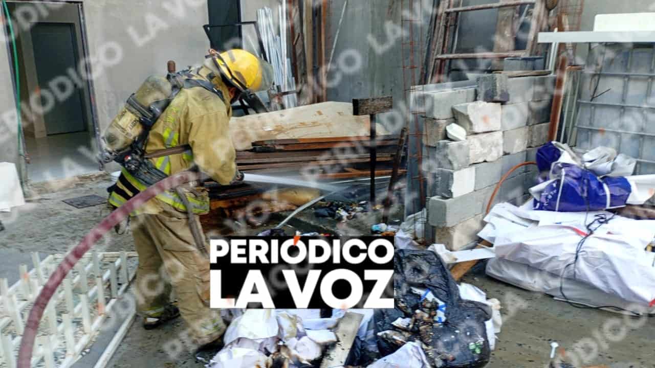 Moviliza a Bomberos incendio de basura en patio de imprenta