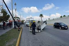 Hombre pierde el control y vuelca su auto en el bulevar Fundadores Hombre pierde el control y vuelca su auto en el bulevar Fundadores