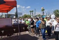 Adán Lozano: Alumnos rinden homenaje con baile y música en su despedida Adán Lozano: Alumnos rinden homenaje con baile y música en su despedida