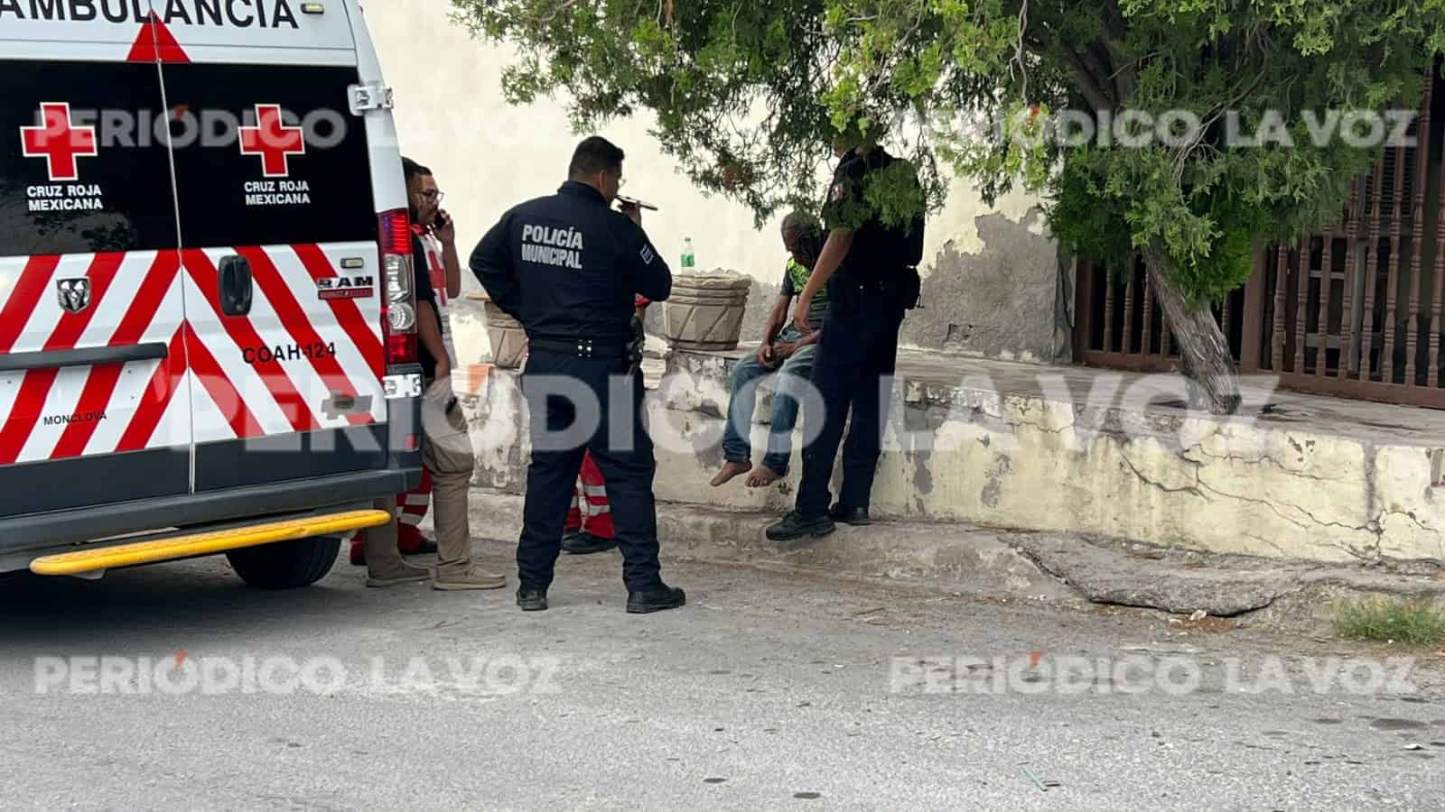 Cae en plena calle y moviliza a Cruz Roja