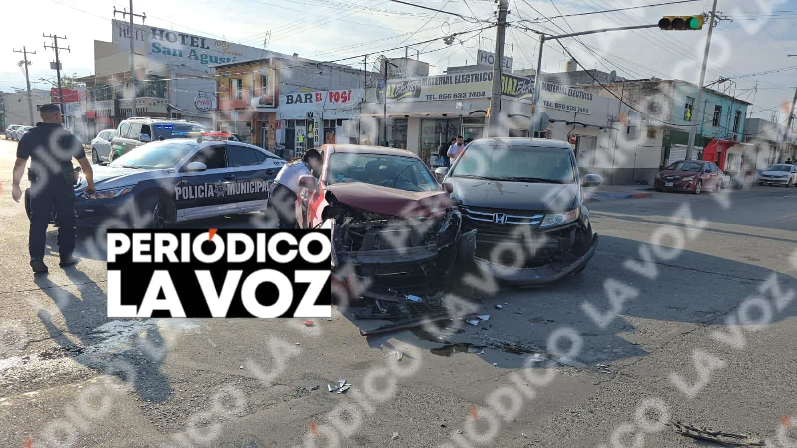 Choca y queda atrapada en su auto