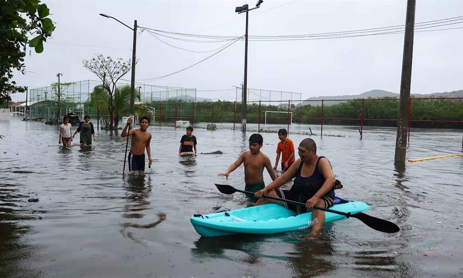 Huracán Simón provoca inundaciones en Jalisco y Colima; autoridades mantienen la alerta en el Pacífico