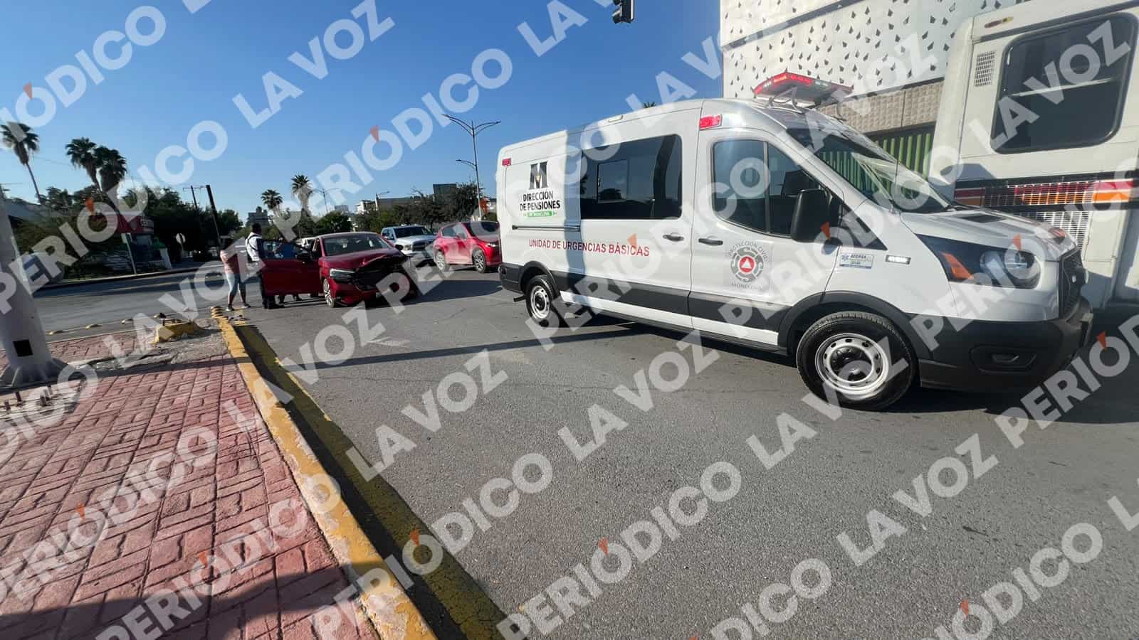 Familia sufre accidente en Monclova tras choque de veh&iacute;culos