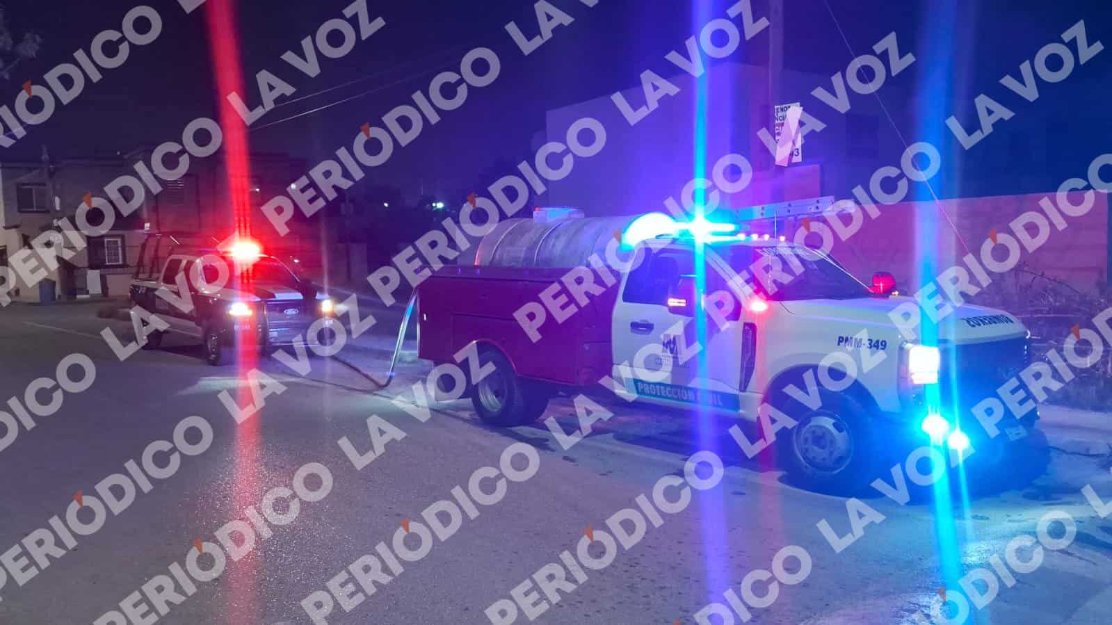 Bomberos controlan incendio en lote bald&iacute;o de Monclova