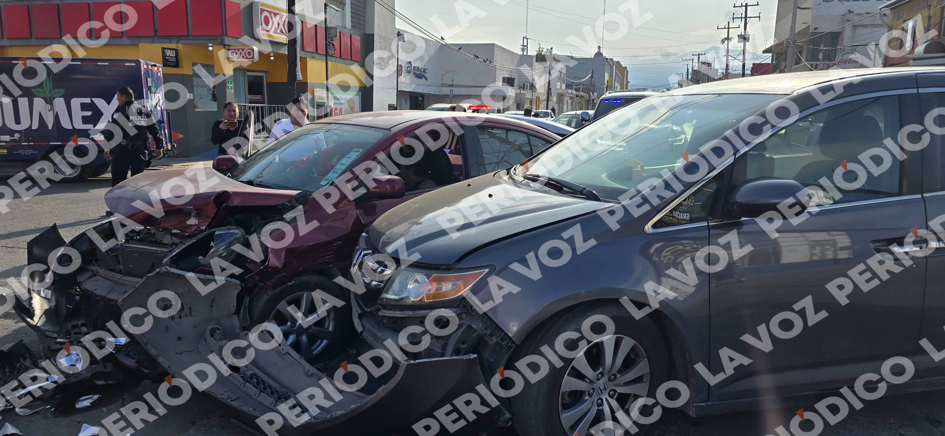 Pierde el control y termina volcado
