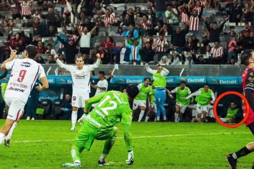 Jordan Carrillo se queda en el banquillo durante el Cl&aacute;sico Tapat&iacute;o