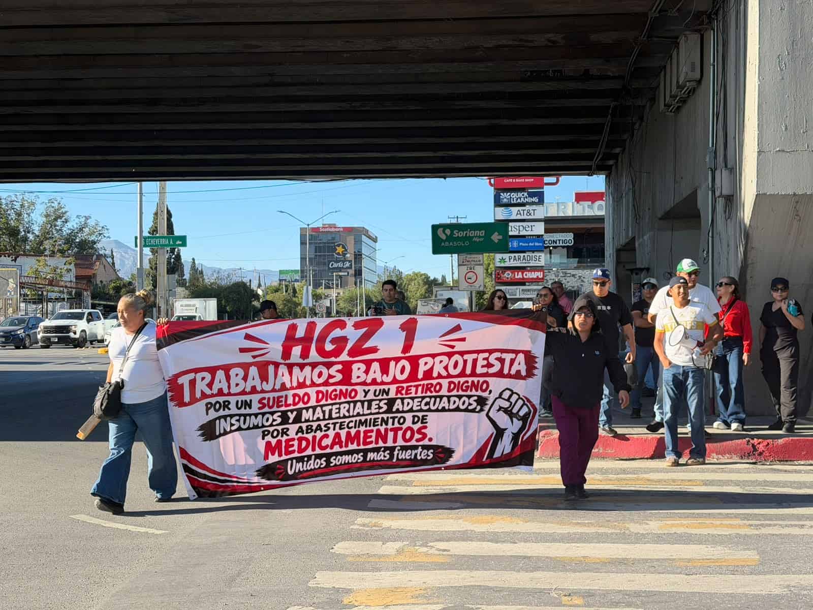 Exigen en IMSS salario digno y m&aacute;s insumos