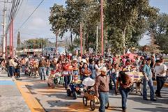 Reúne a familias y niños la Mini Cabalgata del Bicentenario en Allende Reúne a familias y niños la Mini Cabalgata del Bicentenario en Allende